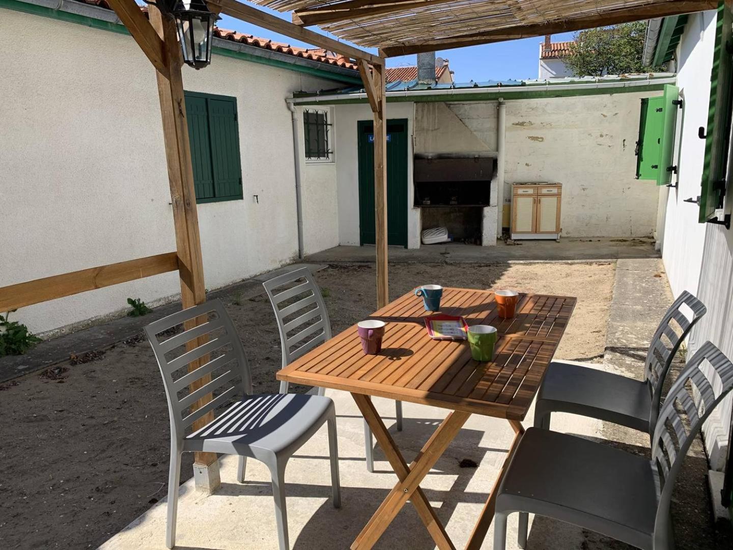 St Georges De Didonne - Agreable Petite Maison Avec Cour - 1 Chambre Сен-Жорж-де-Дидон Экстерьер фото